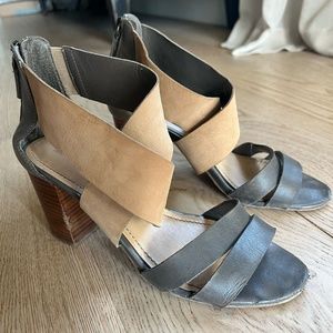 Mixed neutral wedge sandal